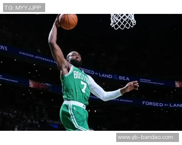 杰伦布朗首节狂砍16分8中7表现惊艳数据全面爆发引发热议